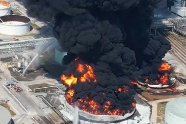 ZASTRAŠUJUĆI POŽAR U AMERIČKOJ RAFINERIJI GORI VEĆ TREĆI DAN: Nebo se ZACRNELO, dim se video iz satelita, stanovništvo u strahu od zagađenja (VIDEO)