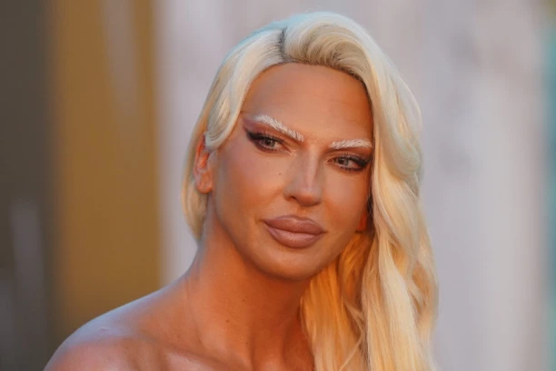 KARLEUŠA GRCA U SUZAMA: Nikad emotivniji snimak muzičke zvezde, i kamen bi ZAPLAKAO! (VIDEO)