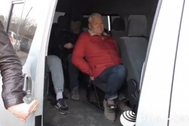 RUSI OBJAVILI SNIMAK HAPŠENJA SARADNIKA AMERIČKOG KONZULATA! Agenti se presvukli u električare pa ga zaskočili ispred zgrade! (VIDEO)