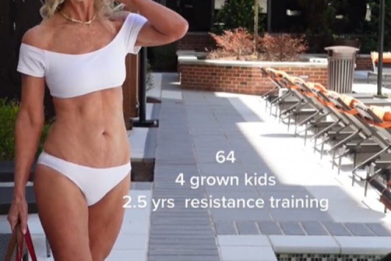 Hara pokazuje telo u bikiniju