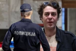 GLUMAC UHAPŠEN U SKUPŠTINI SRBIJE: Policajci presreli Miloša Vlalukina na ulazu, završio u KPZ "Padinska skela"