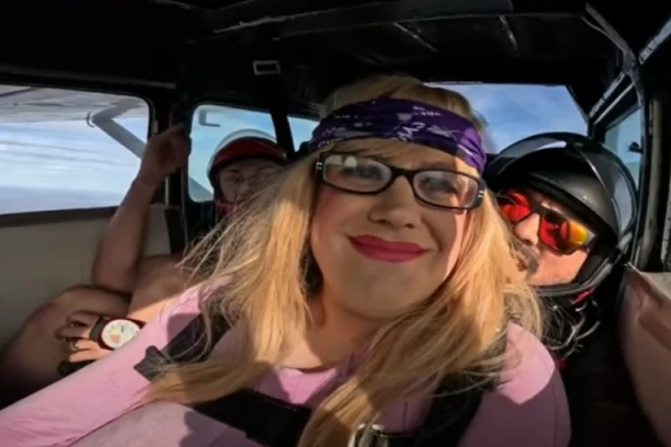 SVIM ĐACIMA BILO JE ZABRANJENO DA SLIKAJU OVU NASTAVNICU: Zbog njenih GRUDI i povratka na radno mesto, organizuju se protesti, preti se BOMBAMA i izbacivanjem iz škole! (FOTO)