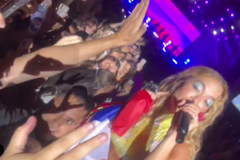 Rita Ora srpska zastava