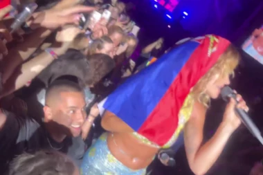VIŠE NE MOŽE DA SE PERE KOD ALBANACA! Rita Ora slagala, sama uzela srpsku zastavu od našeg mladića! (VIDEO)