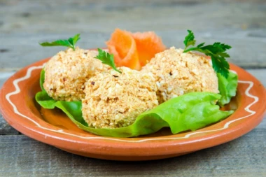 ORIGINALNI RECEPT ZA URNEBES SALATU: Ovaj sastojak je čini kremastom i pikantnom (FOTO)