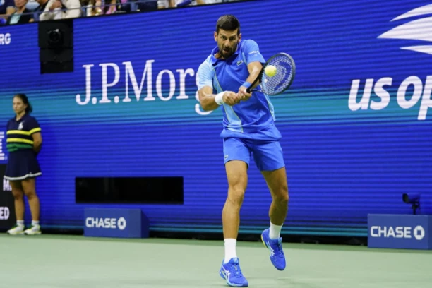 OVO JE MNOGIMA PROMAKLO! Zbog Novaka nastao HAOS posle meča! Navijačica upala na teren!