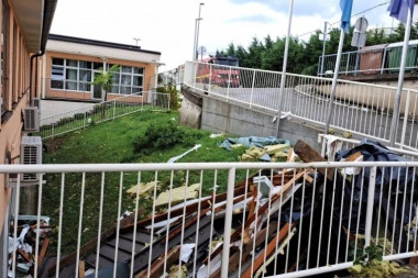 JAKO NEVREME SINOĆ ZAHVATILO SLOVENIJU, DALMACIJU I HERCEGOVINU: Vetar rušio stabla i nosio krovove, kiša izazvala poplave, delovi Ljubljane opet pod vodom