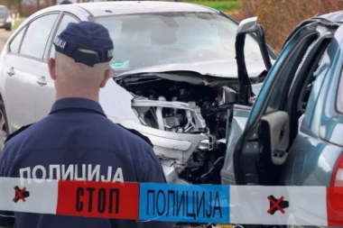 ZAKUCAO SE U SVEŠTENIKOV AUTO I POBEGAO! Divljački vozio na putu Priština – Raška, pa izazvao udes, povređeni žena i maloletno dete!