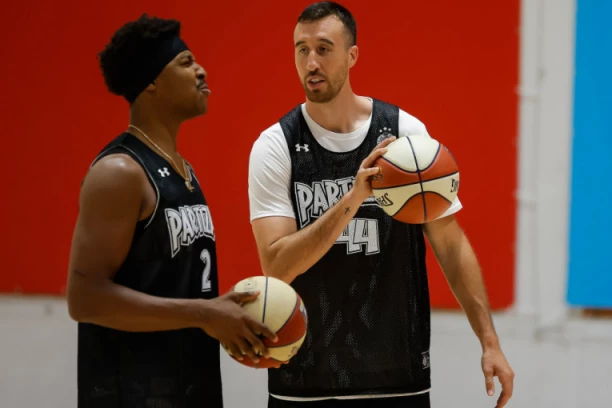 ŠTA ĆE REĆI GROBARI: Partizan predstavio novi dres, a na njemu ZVEZDE. Još jedan detalj upada u oko