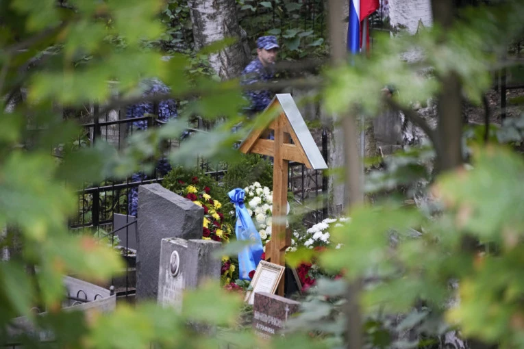 ŽIV ILI MRTAV?NIJE VAŽNO! Otkrivena tajna poruka - evo zašto je na Prigožinovom grobu ostavljena pesma o razgovoru Bogorodice i Hrista!
