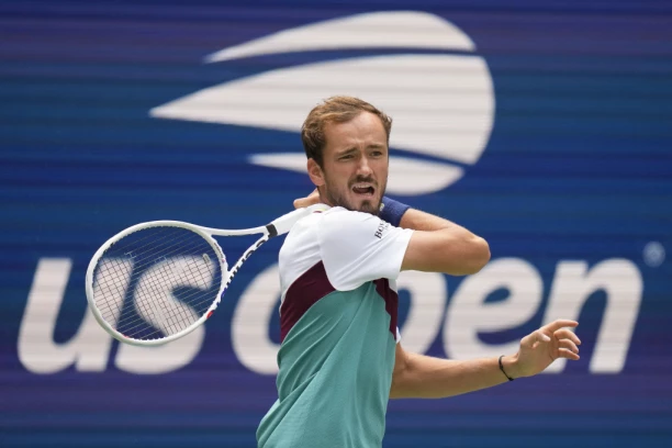 AU, KAKVA PARTIJA: Novače, PAZI SE - Medvedev u Njujorku igra BRUTALAN TENIS!