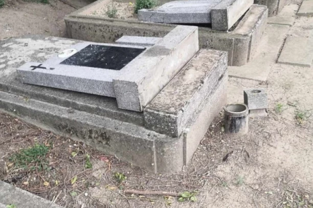 NEZAPAMĆEN VANDALIZAM! Uništeno 37 spomenika na pravoslavnom groblju u Bačkom Petrovom Selu!