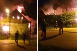 PLAMEN GUTA KUĆU U VLADIMIROVCU: Vatrogasci se bore sa vatrenom stihijom (VIDEO)