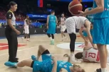 STRAVIČNA SCENA NA MUNDOBASKETU! Košarkaš se SUDARIO s ljubimcem delija! Supruga ODMAH skočila i uletela na parket! (VIDEO)