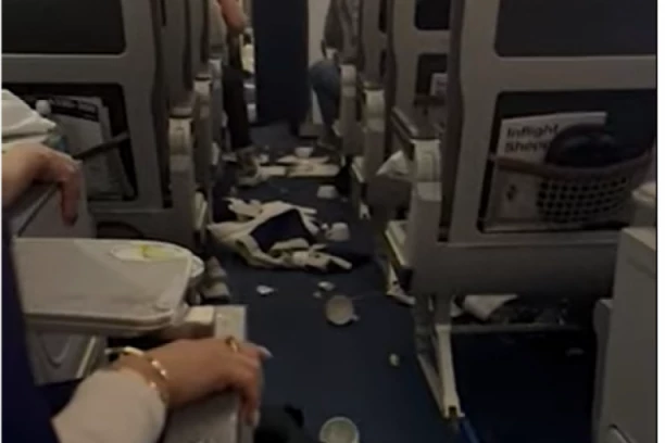 JEDANAESTORO ZAVRŠILO U BOLNICI! Jaka turbulencija izazvala haos na letu za Atlantu!