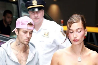 ZNA LI NEKO KAKO SE ONI SPREMAJU KOD KUĆE? Hejli Biber izgleda kao BOGINJA, a njen muž ZAPREPASTIO ljude - sve mu virilo i jasno se videlo! (FOTO)