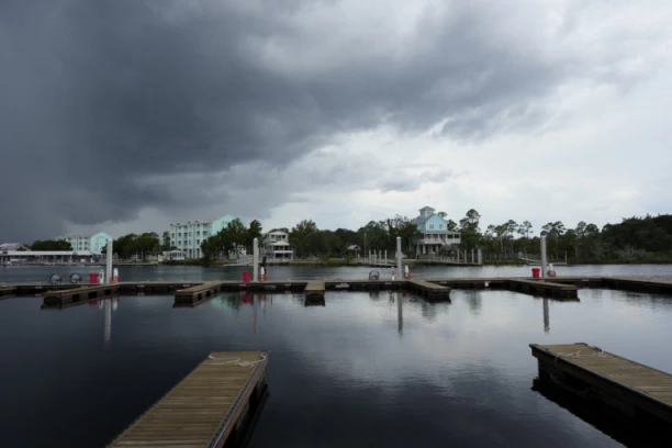 KRITIČNO STANJE - FLORIDA NA UDARU URAGANA! Naređena HITNA evakuacija milionima ljudi, vlasti apeluju: "Učinite to odmah"