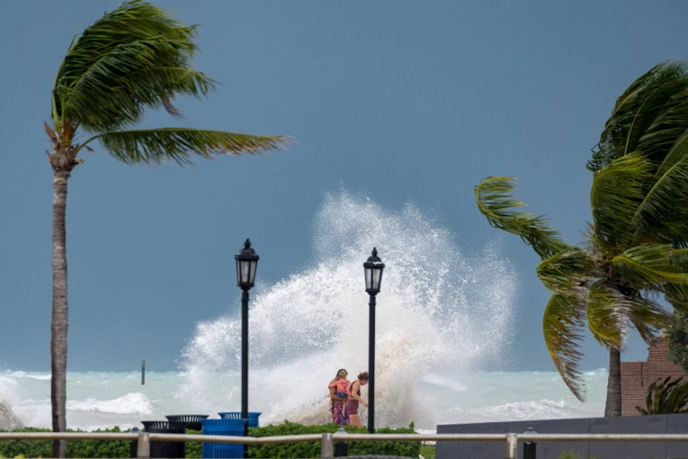 TURISTI U PANICI! POZNATOM LETOVALIŠTU PRETI RAZORAN URAGAN! Ljudima naređeno da idu u skloništa - dežura 8.000 vojnika!