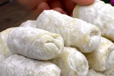 OVE MEKANE KIFLICE OSVAJAJU SVA ČULA: Spremne su za 15 minuta, a mlečan fil od oraha je sve što vam je potrebno danas! (FOTO)