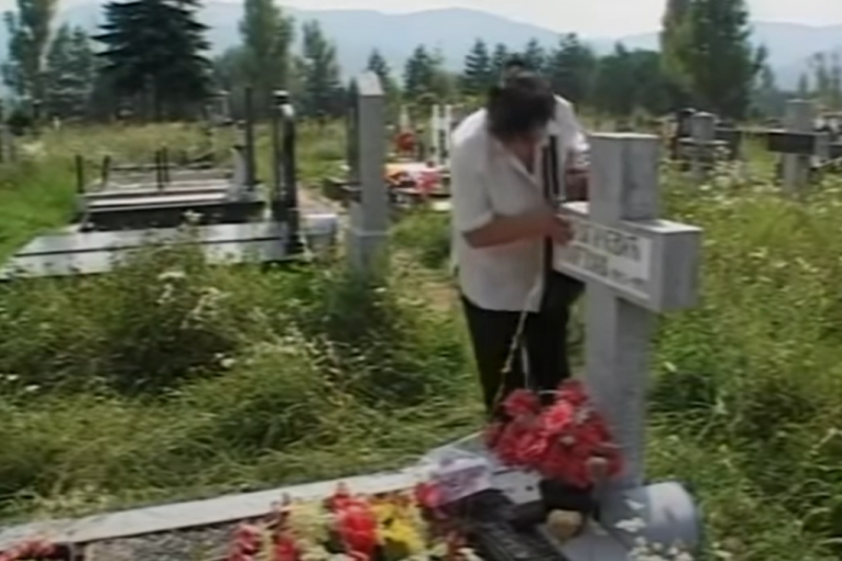 Rada Dragičević na grobu svoje ćerke Mirjane