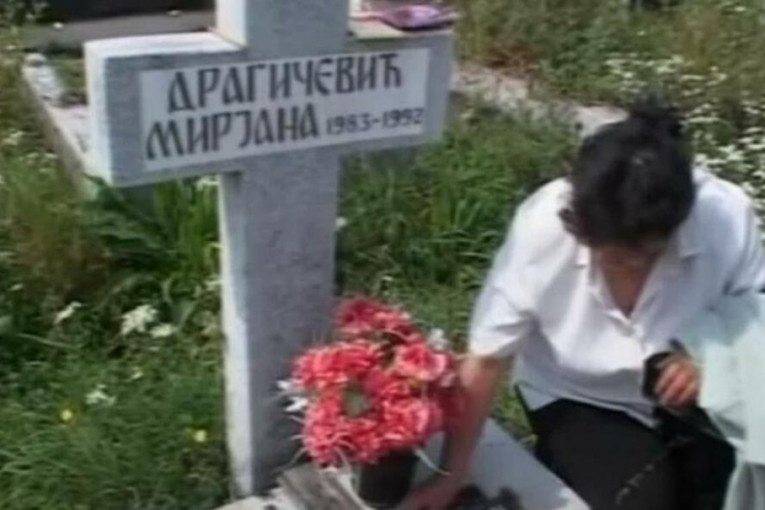 Rada Dragičević na grobu svoje ćerke Mirjane