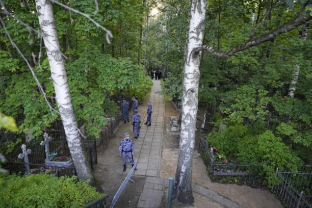 OVAKO SADA IZGLEDA PRIGOŽINOV GROB: Ljudi dolaze da mu odaju počast, ostavljaju cveće, poruke i pesme, ali jedna stvar IZAZIVA ŠOK!(FOTO, VIDEO)