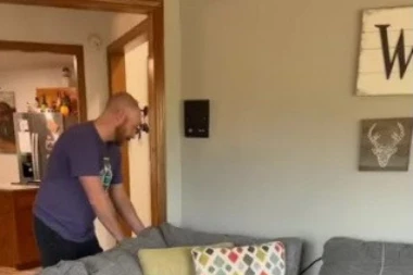 OTAC JE POMERIO KAUČ, A ONO ŠTO JE IZA NJEGA NAŠAO POTPUNO GA JE IZBEZUMILO: Nije ni slutio šta su mu deca priredila (VIDEO)