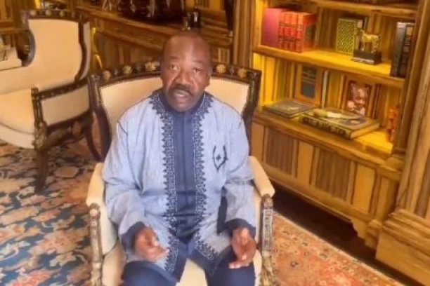 NE ZNAM ŠTA SE DEŠAVA I GDE SU MI ŽENA I SIN: Oglasio se predsednik Gabona i zatražio pomoć, pučisti ga stavili u KUĆNI PRITVOR, tvrde da je od danas u PENZIJI