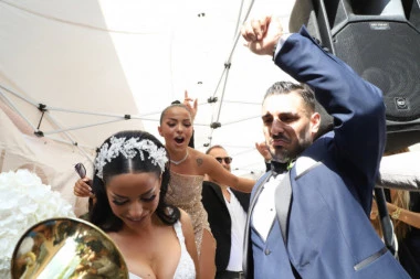 LUDNICA U UGRINOVCIMA! Darko Lazić stigao po mladu, pa ZAPLAKAO - pogledajte kako je Katarina ZABLISTALA U BELOM! (VIDEO)