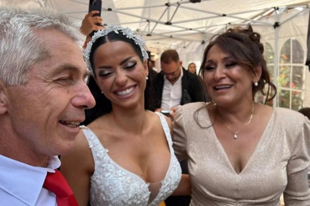 OVAKO SE VOLE SVEKRVA I SNAJKA! Darkova majka prigrlila Katarinu, pa zapevala ZAJEDNO sa njenim ocem! (VIDEO)