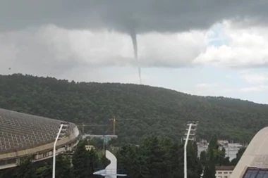 ZASTRAŠUJUĆI PRIZORI VODENOG TORNADA U KOMŠILUKU: Snimljena još jedna VELIKA PIJAVICA - sreća pa se raspala pre OVOGA (FOTO)