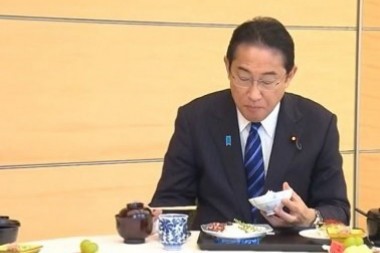 BAŠ JE UKUSNO, I NIJE RADIOAKTIVNO: Premijer Japana jede ribu i hobotnicu iz mora kod Fukušime SNIMAK ODMAH POSTAO VIRALAN (VIDEO)