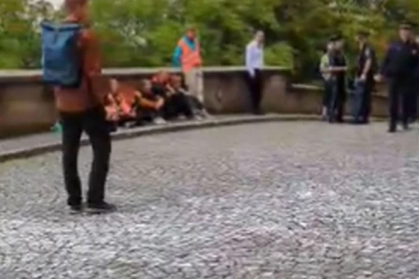 HAOS U MINHENU! Eko aktivisti gađali TENISKIM LOPTICAMA zgrade Parlamenta i Vlade (VIDEO)