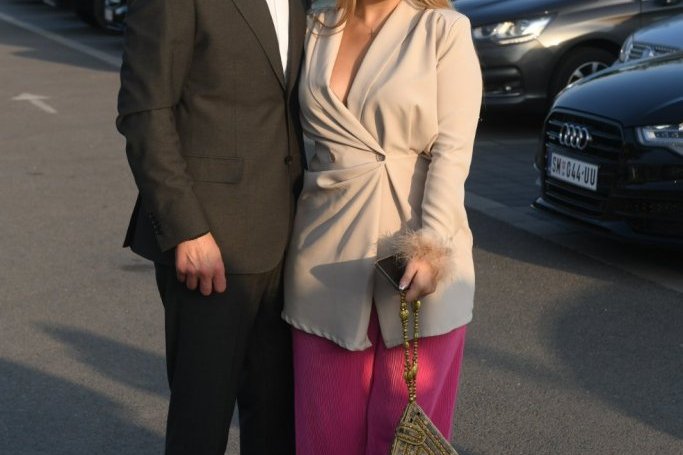 Pevačica sa suprugom stigla na svadbu