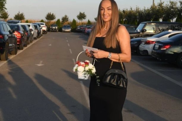 GOGA SEKULIĆ OVIM HRANI SINA! Pevačica izazvala lavinu komentara, pokazala šta zna da spremi u kuhinji! (FOTO)