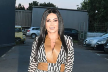ANDREANA ČEKIĆ ZA JEDAN REFREN UZELA 1.000 evra: Evo na čijem hitu je zgrnula ogromnu lovu (VIDEO)