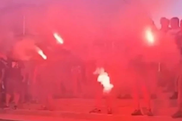 SPEKTAKL U LESKOVCU: "Delije" bakljadom i pesmom dočekale igrače Olimpijakosa (VIDEO)