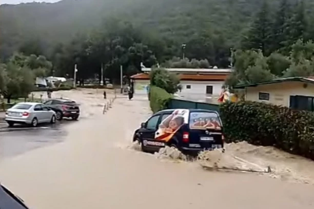 APOKALIPTIČNE SCENE U HRVATSKOJ! Putem teku bujice kakve u ŽIVOTU niste videli, ovde je NAJDRAMATIČNIJE (VIDEO)
