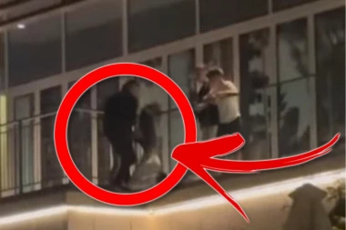 GDE JE OBEZBEĐENJE?! DECA SKAČU SA TERASE POZNATOG BEOGRADSKOG TRŽNOG CENTRA! Konobari morali da uskoče da zadrže mališane da NE POGINU - svi izbezumljeni! (FOTO)