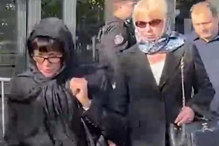 SVE OČI UPRTE U OVU ŽENU! DA LI ONA ZNA GDE SE PRIGOŽIN KRIJE? Pojavila se na sahrani, nove teorije zavere se šire: Živ je, zdrav i slobodan! (VIDEO)