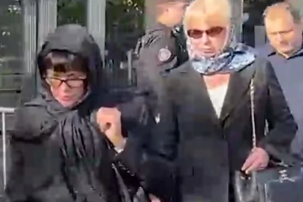 SVE OČI UPRTE U OVU ŽENU! DA LI ONA ZNA GDE SE PRIGOŽIN KRIJE? Pojavila se na sahrani, nove teorije zavere se šire: Živ je, zdrav i slobodan! (VIDEO)