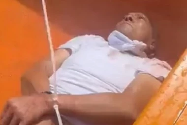 BACILI GA ŽIVOG AJKULAMA: Trgovac pokrao kartel, a onda je usledila brutalna osveta! Korisnicima mreža POZLILO od OVOG SNIMKA!