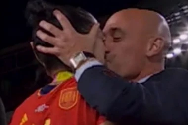 ŠTA TO BI? Predsednik poljubio šampionku u usta, pa ga svi napadali i tražili ostavku! OVAJ SNIMAK DONOSI OBRT ZA FILM