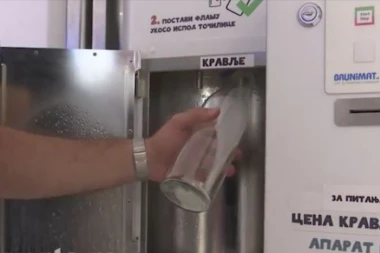 UBACIŠ NOVAC, IZAĐE SVEŽE MLEKO Navikli smo da sa automata kupujemo kafu, vodu, sokove… Beograd je sad dobio i MLEKOMAT!