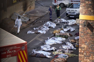LJUDI U PANICI SKAKALI IZ ZAPALJENE ZGRADE I GINULI: Stravične slike iz Johanesburga, u požaru stradale najmanje 73 osobe, među žrtvama SEDMORO DECE (FOTO)