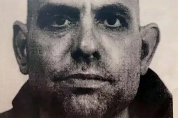 AKO UGLEDATE OVOG ČOVEKA NI SLUČAJNO MU NE PRILAZITE! Pobegao je sa psihijatrije, težak ŠIZOFRENIČAR - policija UPOZORAVA GRAĐANE! (FOTO)