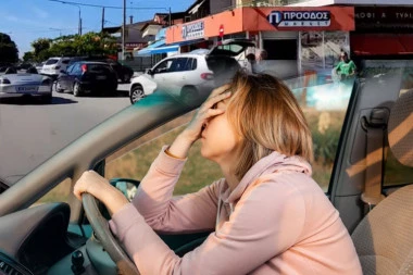 SRPKINJA PROŠLA KROZ AGONIJU U GRČKOJ! Zalepili joj kaznu od 150 evra i ODUZELI TABLICE!