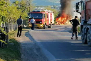 ZAPALIO SE GRADSKI AUTOBUS U KRAGUJEVCU: U jednom trenutku počeo da izbija dim, a onda buknula vatra!