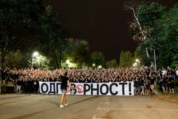 "GROBARI" NASTAVLJAJU BORBU PROTIV UPRAVE: Pred Partizan - Radnik upali u ložu stadiona i NAPRAVILI HAOS