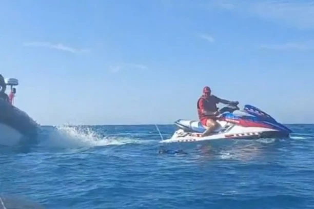 VOJSKA IZREŠETALA TURISTE! Na džet skiju zalutali u vode susedne države - NISU IMALI MILOSTI! (UZNEMIRUJUĆI VIDEO)